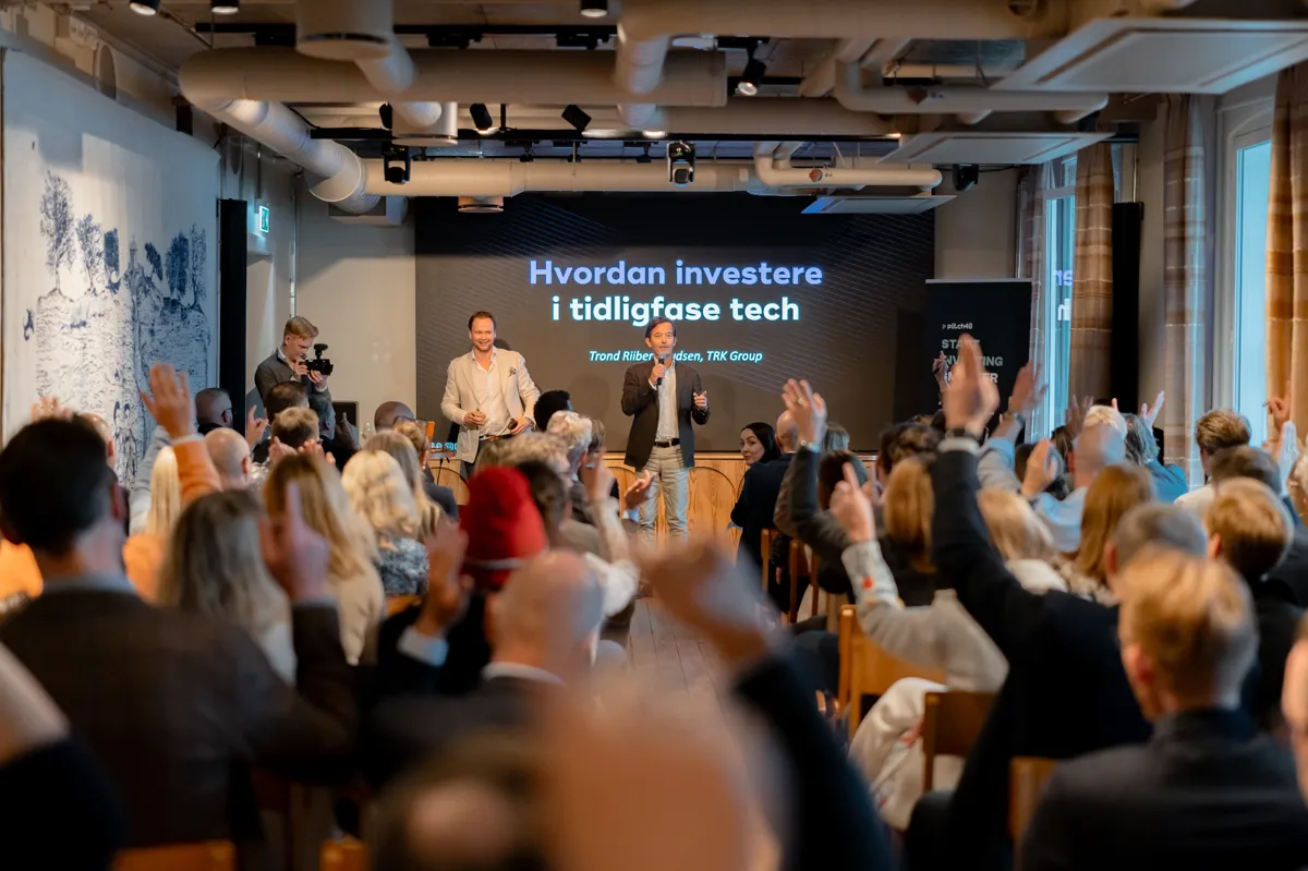 Pitch40-arrangement hvor startups presenterer for investorer